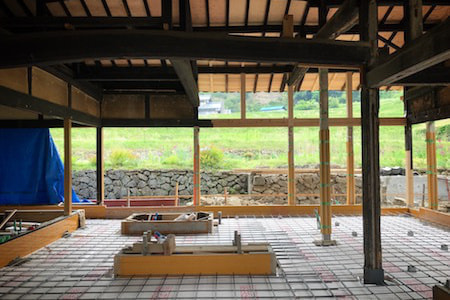 工事中の土間、古いものと新しいもの