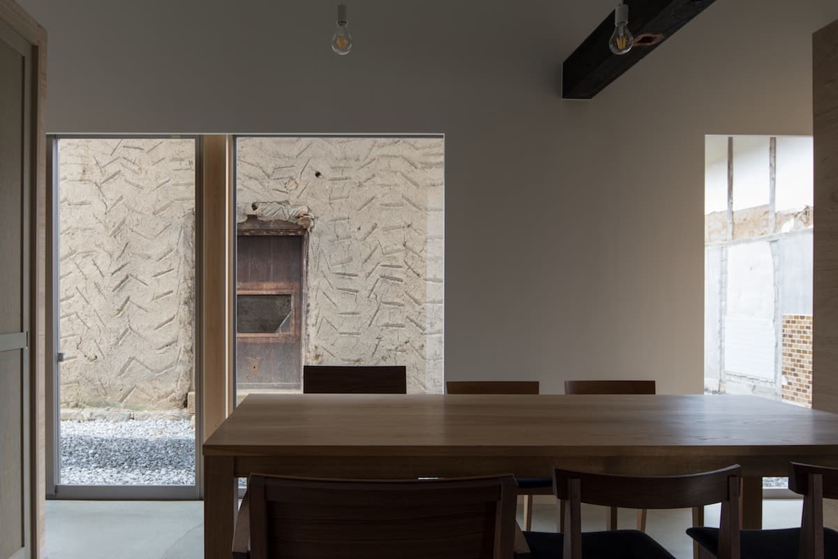 ダイニングから蔵を眺める