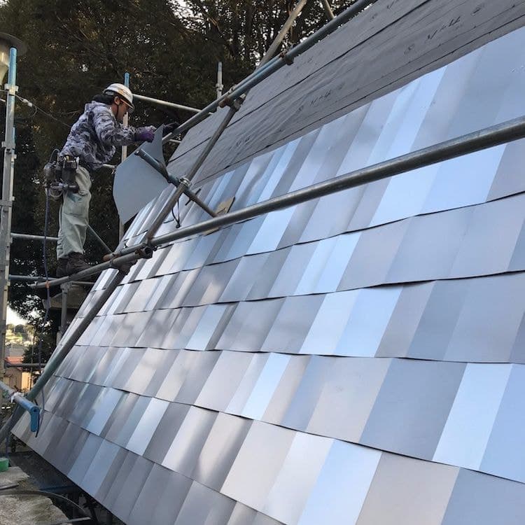 板金こけら葺の工事中画像