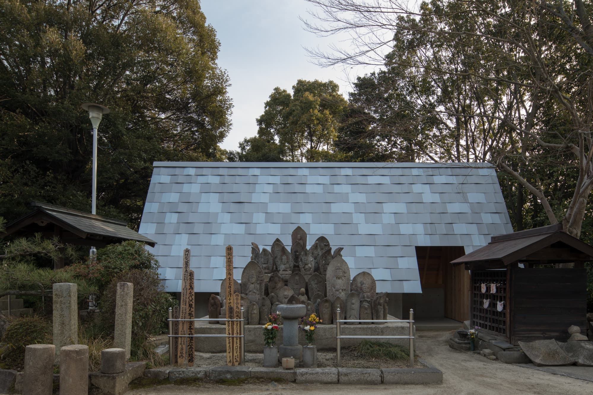 観音像と納骨礼拝堂